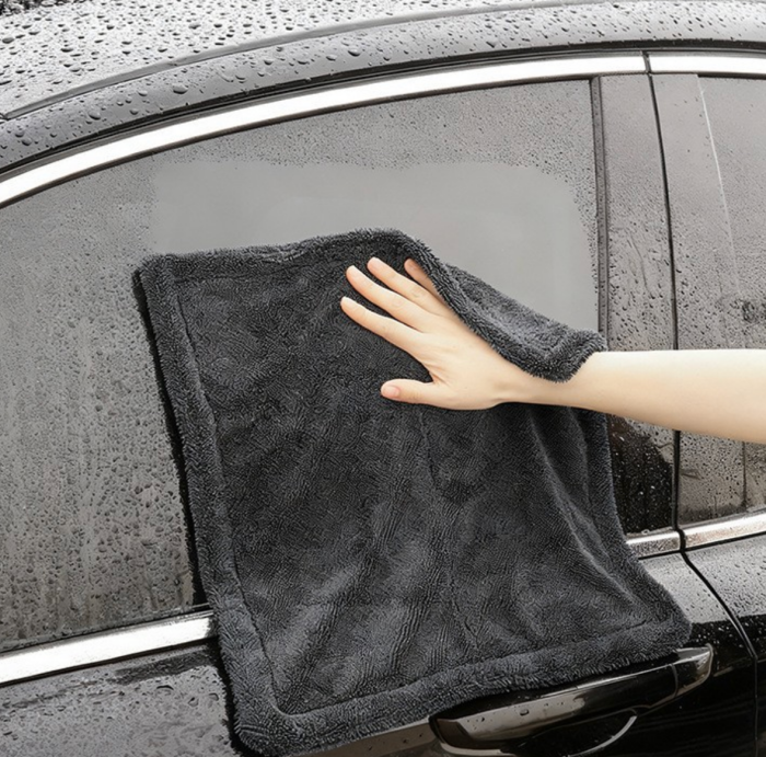 800 GSM twisted loop microfiber towel used for car window drying and detailing